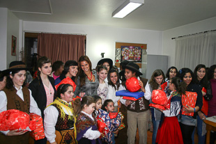 Cláudia Vieira entregou presentes no Lar de S. Francisco