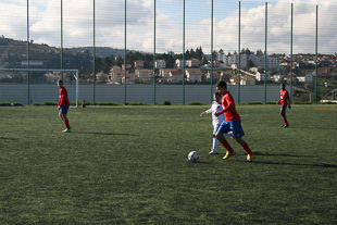 Hat-trick de Inácio ajuda a reforçar a liderança