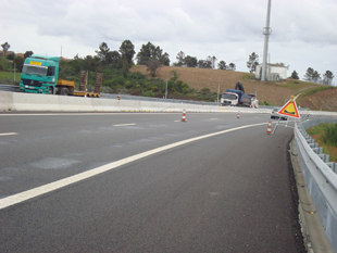 Concessionária está nivelar pavimento na zona de Lamas de Orelhão