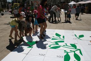 Puzzle humano na Praça da Sé