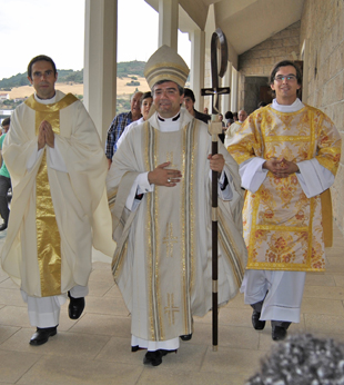 Bispo ordena novo padre e diácono