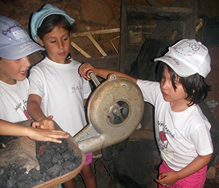 Crianças foram ver como se trabalhava o ferro