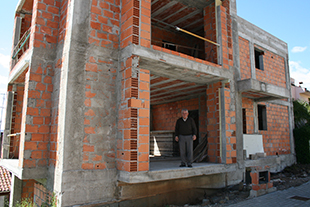 Casa embargada há quatro anos revolta proprietário