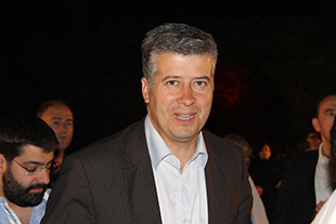 Artur Nunes renova confiança