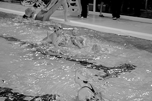 Crianças festejam Natal dentro de água