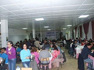 Mais de uma centena de pessoas participaram no Jantar Solidário