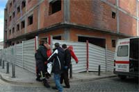 Casas abandonadas ocupadas por sem abrigo