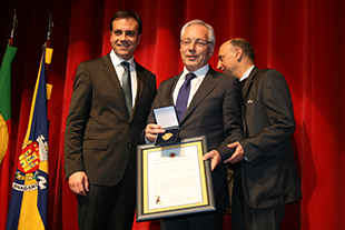 Jorge Nunes recebe brasão de ouro