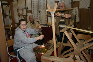 O trabalho meticuloso da preparação da seda artesanal
