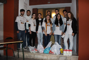 Alunos participam na praxe solidária