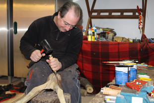 Artesão transforma pedaços de madeira em máscaras ancestrais