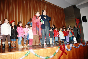 Crianças celebram o Natal