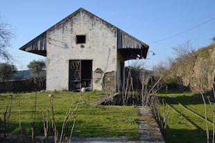 Gado e máquinas guardadas na estação do Romeu