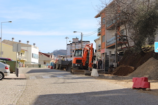 Paralelos substituídos por alcatrão em Vale d`Álvaro