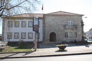 Câmara de Freixo aumenta serviços por causa da dívida