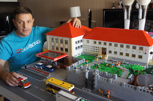 Construções em Lego apaixonam brigantino