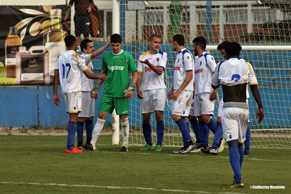 Lombo mostra serviço na baliza apesar da derrota