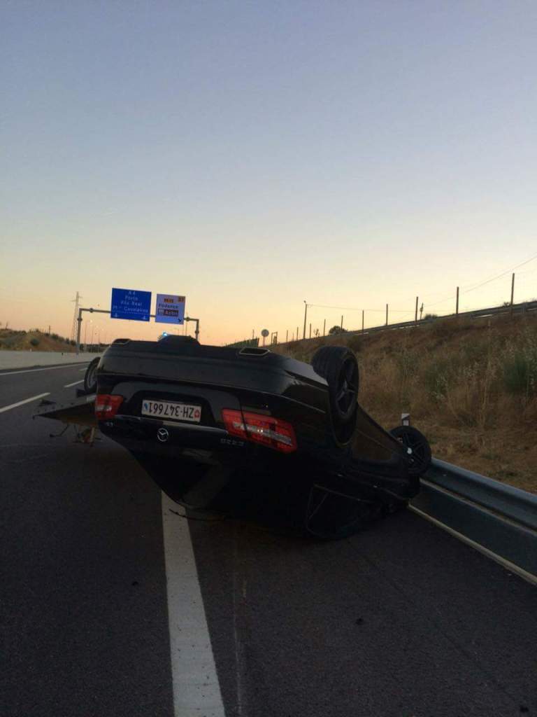 Veículo capota na A4