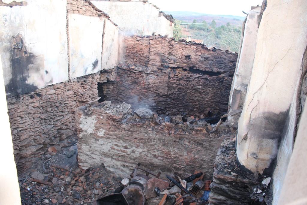 Incêndio destruiu casa em Quinta de Eiras Maiores (Vinhais) e terá feito uma vítima mortal