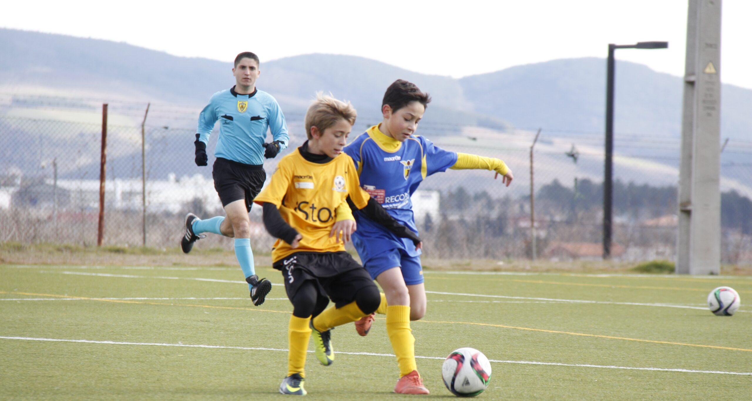 Vale do Conde reforça liderança