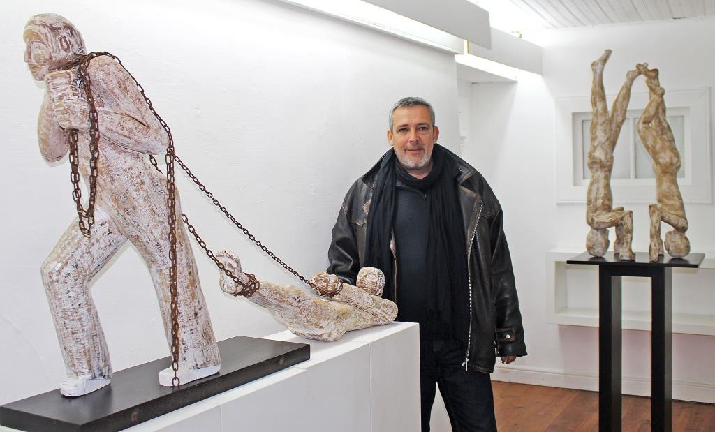 Artista brigantino expõe esculturas de madeira e ferro