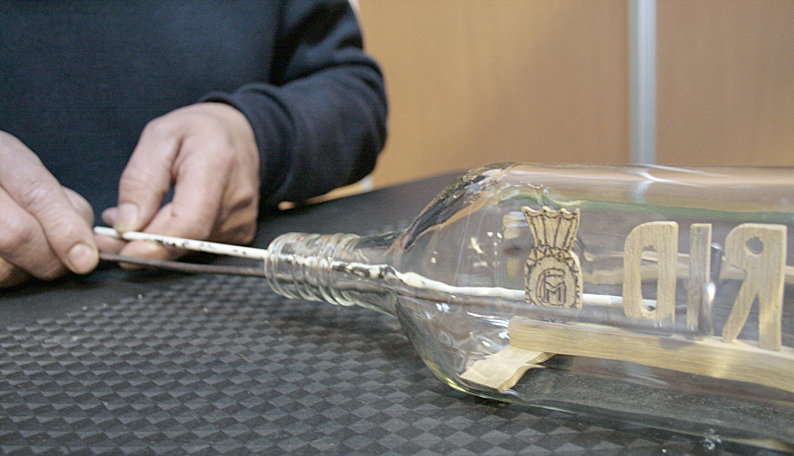 Feliciano Rodrigues, artesão da precisão Artesanato engarrafado…