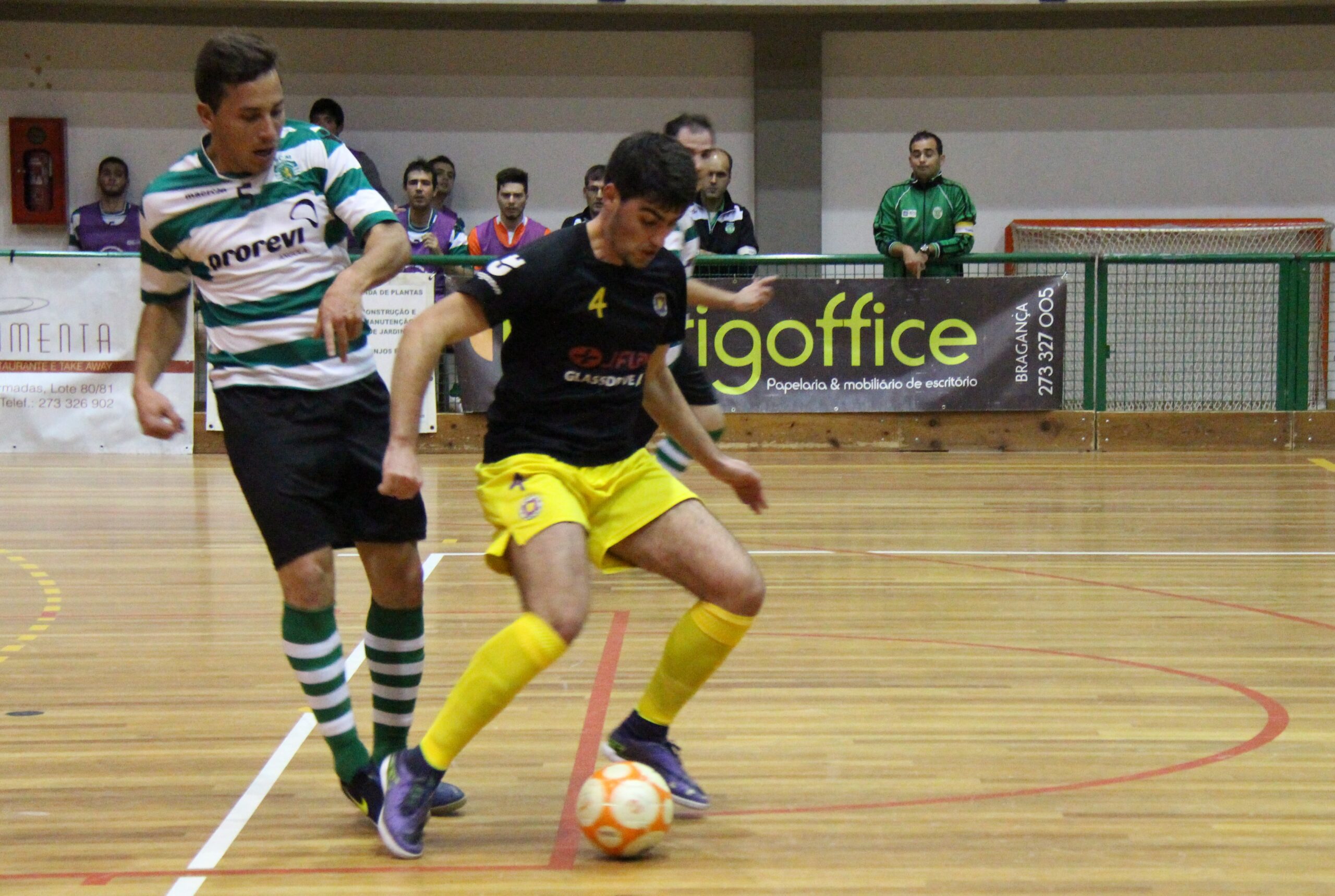 Pioneiros e Freixo em vantagem nas meias-finais do play-off do distrital de futsal