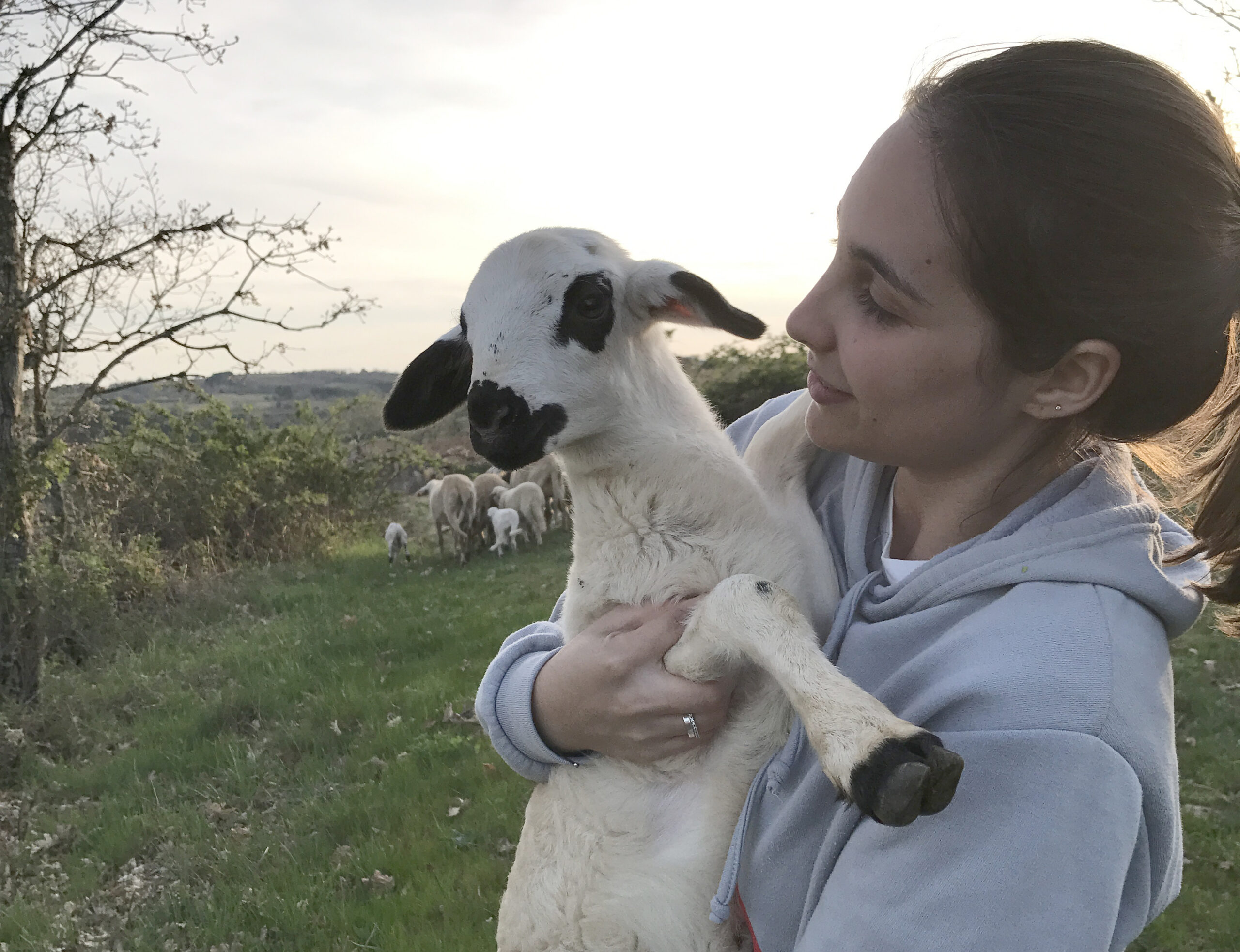 Quem pensa que a distância faz esquecer, esquece-se que a saudade faz lembrar