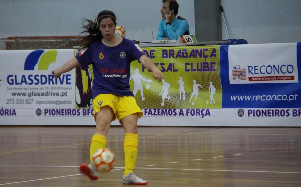 Sabina bisou no triunfo caseiro