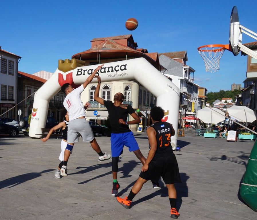 Estrelas Brigantinas promoveram basquetebol na rua