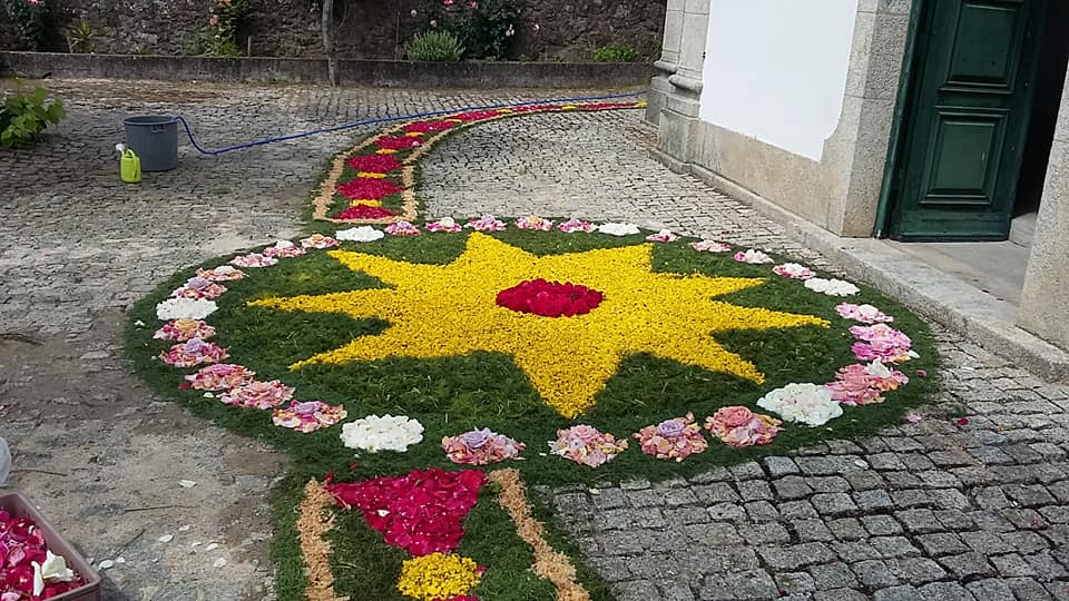 A subida à “bandeira” e as passadeiras de flores nas tradições do Corpo de Deus