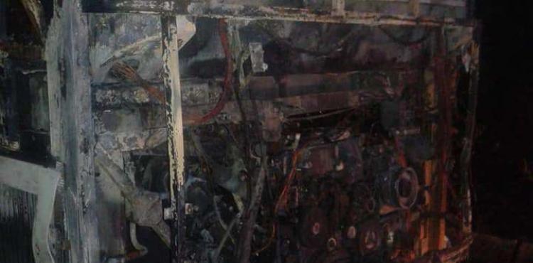 Autocarro completamente carbonizado