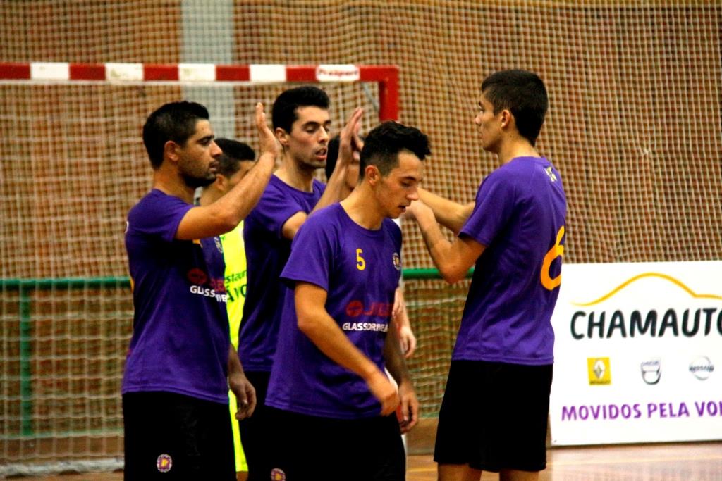 Pioneiros distanciam-se cada vez mais na liderança