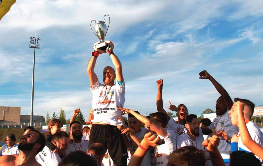 Bragança campeão carimba passaporte de regresso ao nacional