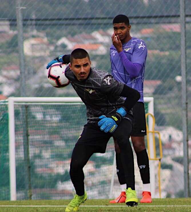 Mirandela reforça baliza e meio campo