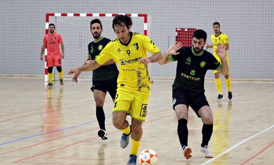 Macedense sofre derrota caseira