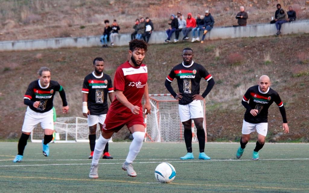 Estudantes seguram liderança após reviravolta no marcador