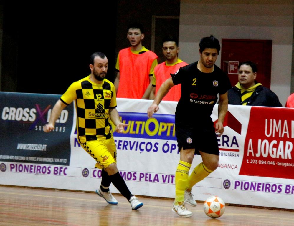 Derrota caseira complica contas para a fase de manutenção