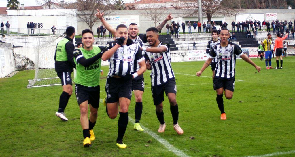 Triunfo categórico após reviravolta e a jogar só com dez