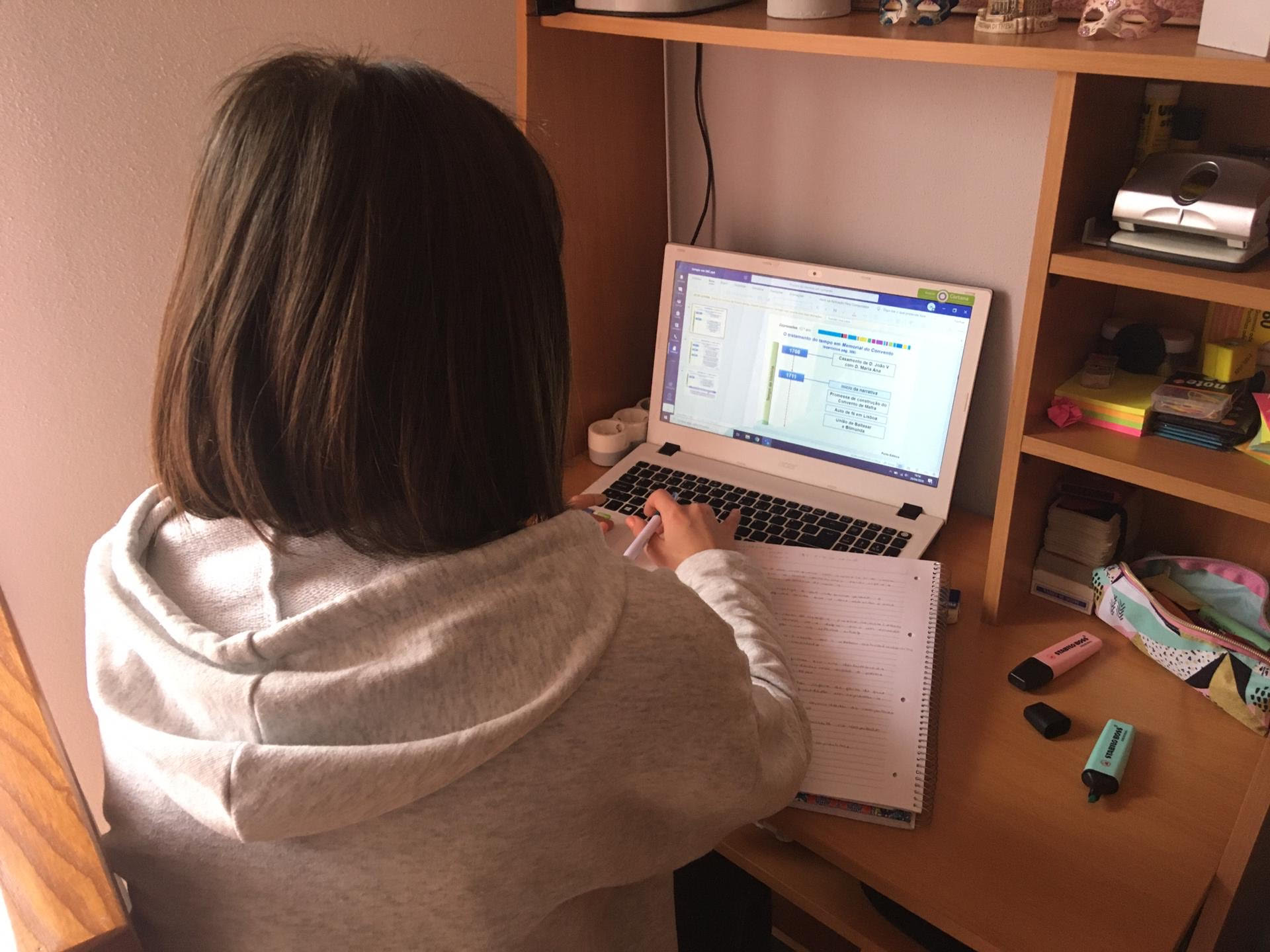 Autarquias apoiam estudantes que não têm internet