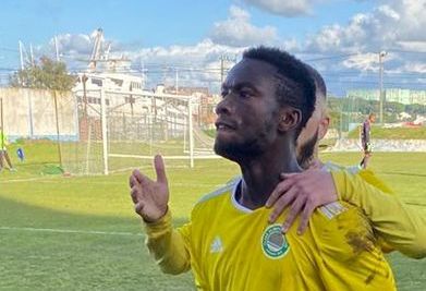 Patrick Igwe chega para o ataque do Mirandela