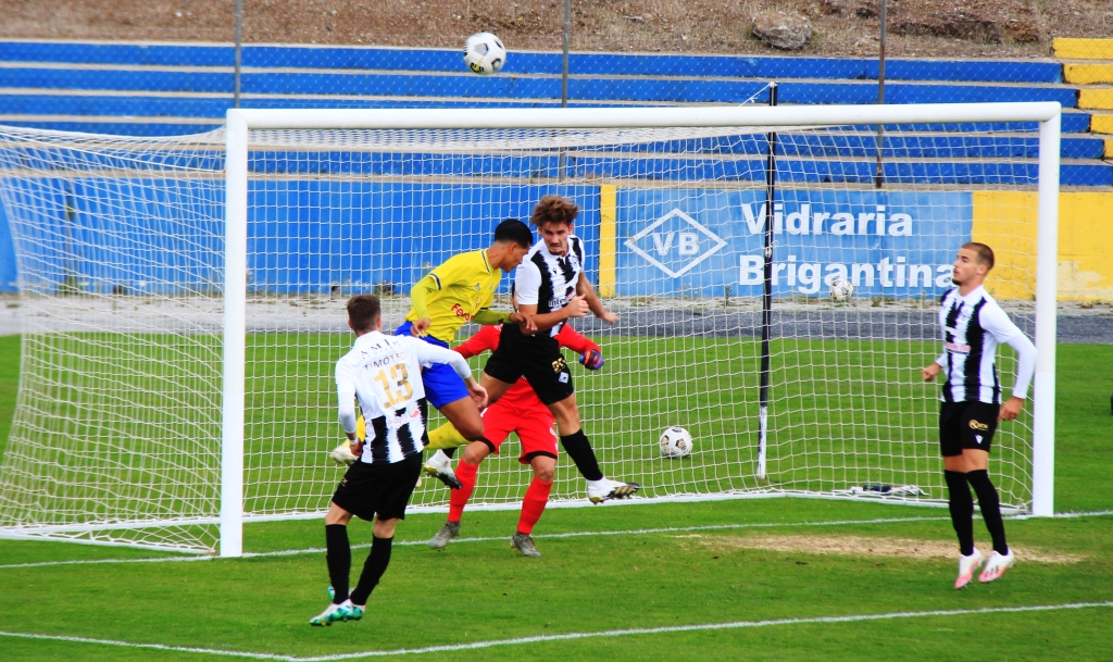 Ángel Gomes resolve dérbi distrital