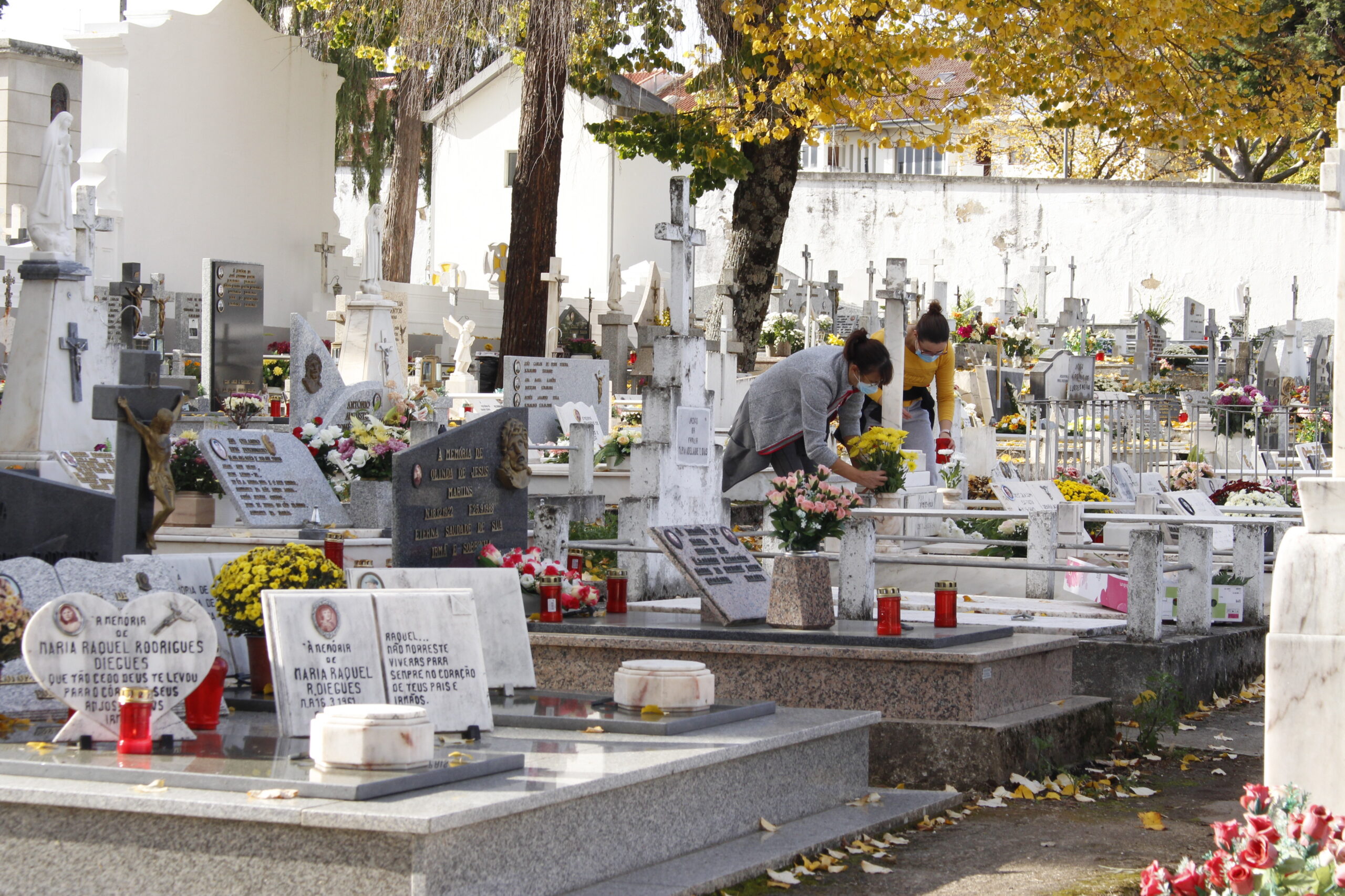 Fim-de-semana dos Santos com pouca gente nos cemitérios