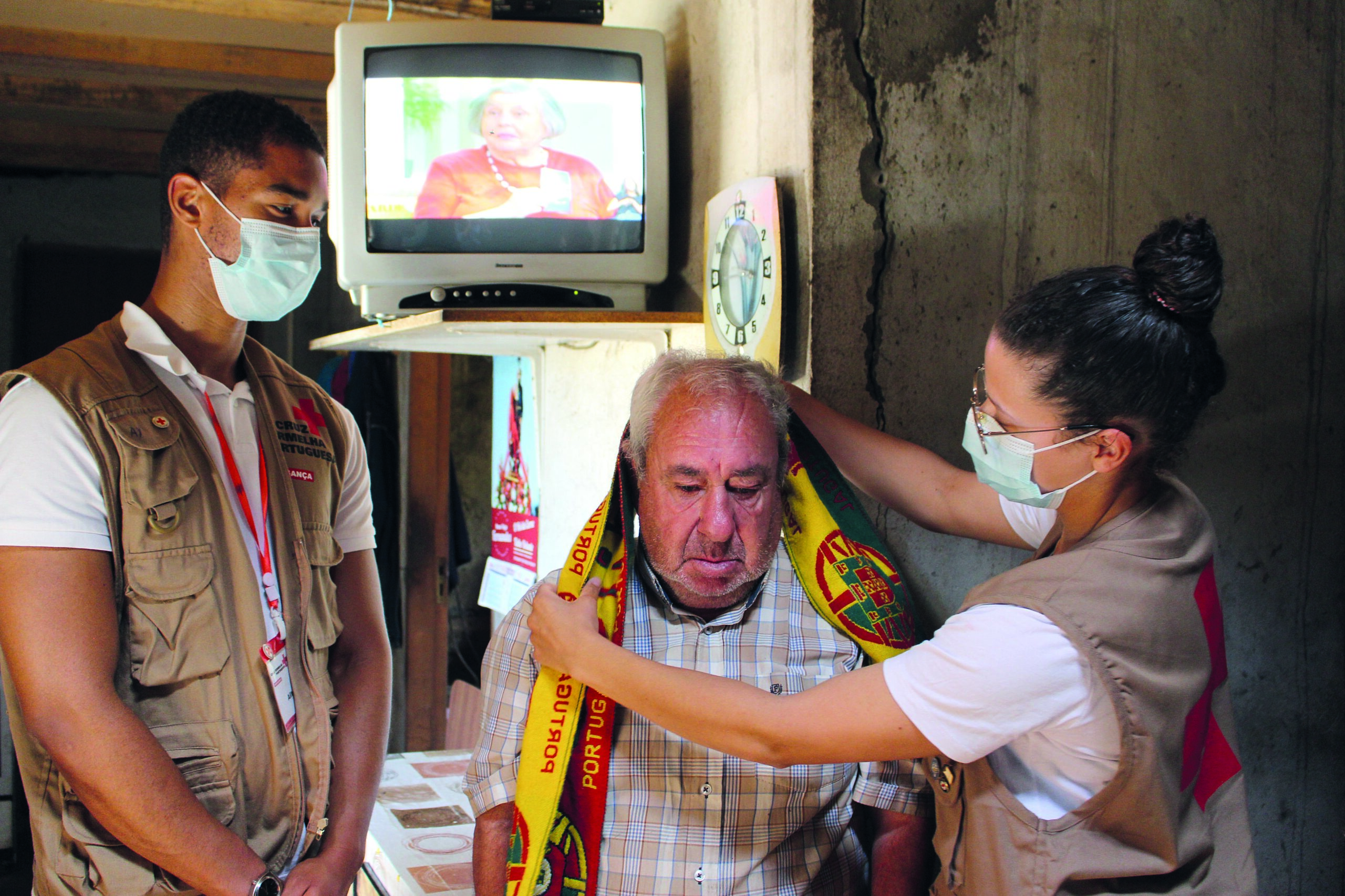 Televisão dada pela Cruz Vermelha de Bragança ajuda a combater solidão de Ernesto Rodrigues