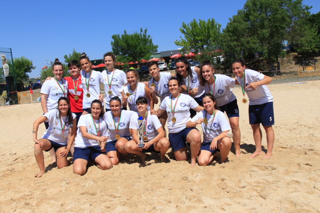 AD Paredes sagra-se campeã distrital de futebol de praia feminino