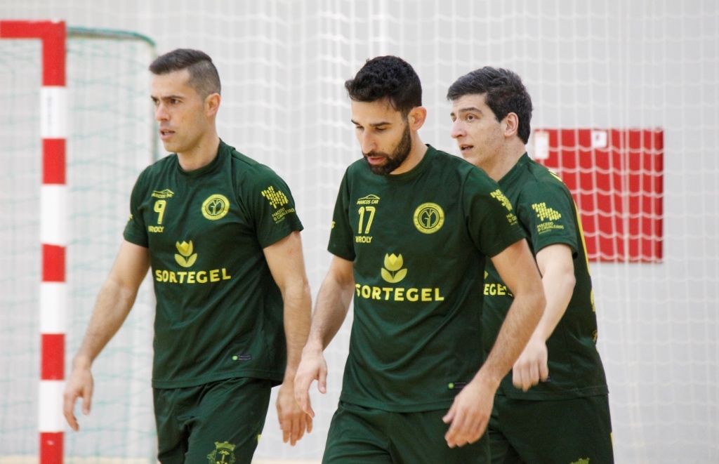 Costinha deixa no ar descontentamento com a arbitragem após derrota com AMSAC