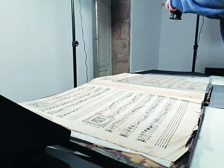 Livro único do século XVII encontrado na Concatedral de Miranda em processo de estudo