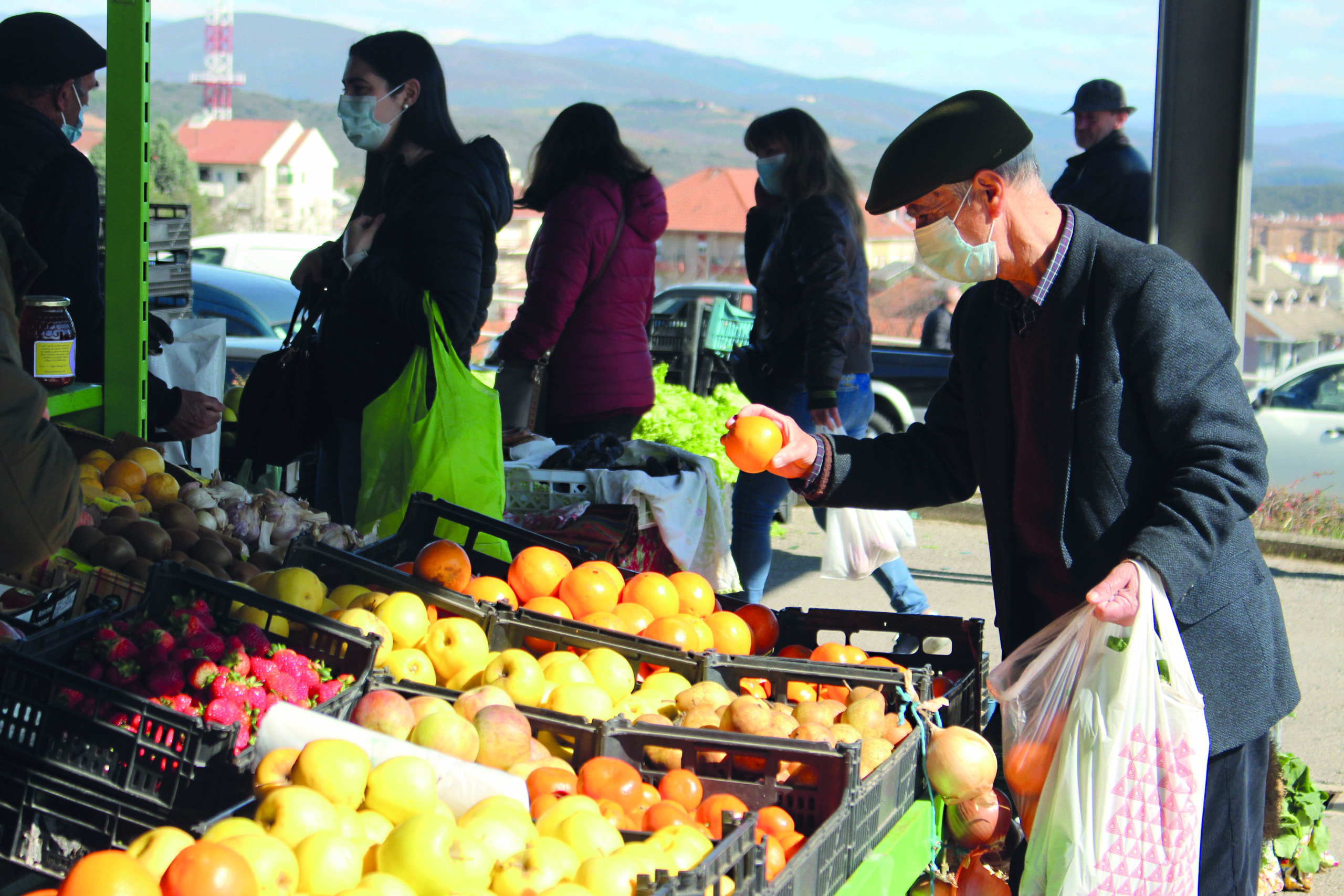 Feira de Bragança ganha mais adeptos porque “os produtos são mais baratos”