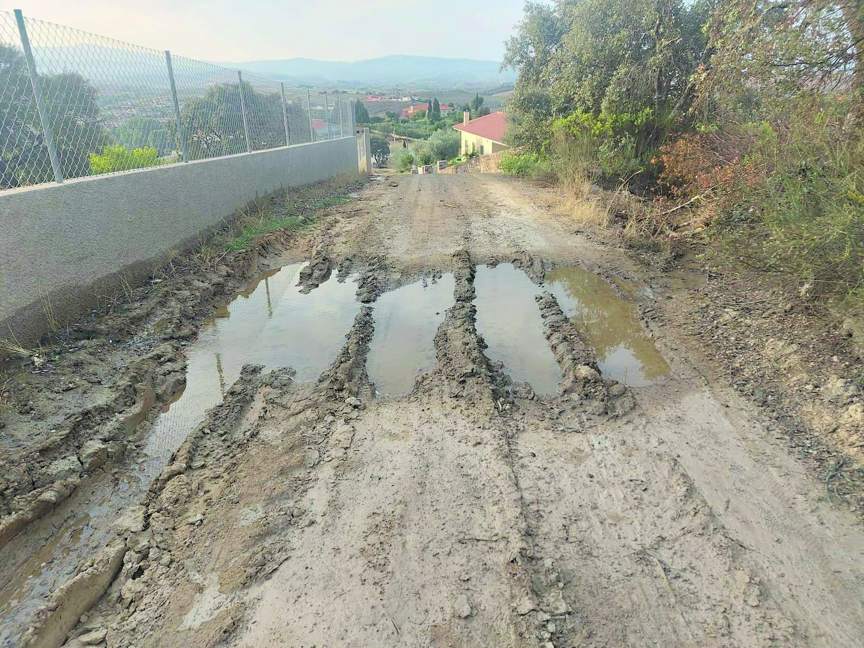 Depósito de água que abastece Vale de Juncal e Contins verte há três meses