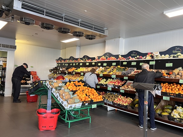 Comércio e mercados locais continuam a compensar em tempos de inflação mas limitam oferta de produtos